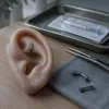 Snug piercing: por que a maioria das orelhas não tem cartilagem para ele (e as alternativas que entregam o mesmo efeito)