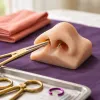 Piercing no septo: anatomia do sweet spot, dor real e quando a assimetria do nariz te atrapalha